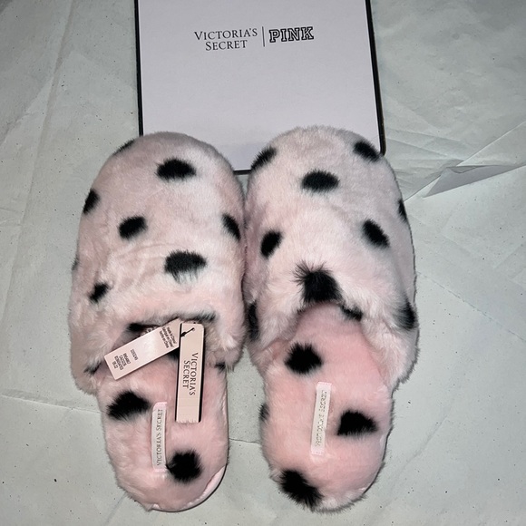 7/8 VICTORIA'S SECRET
Closed Toe Faux Fur Slipper - Picture 6 of 15